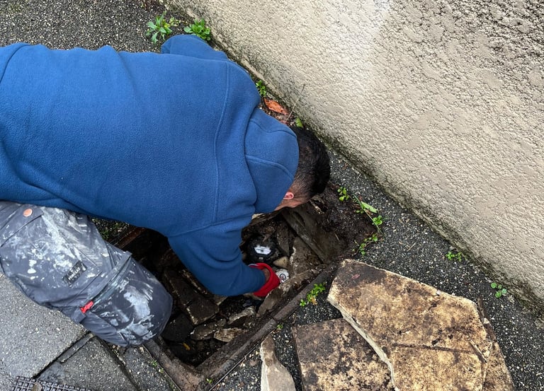 Une personne entrain de rechercher une fuite d'eau