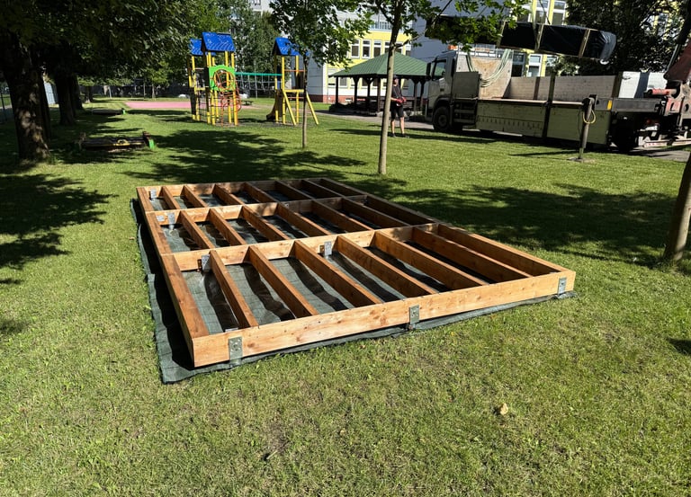 Medinės terasos karkasas montuojamas ant sraigtinių polių