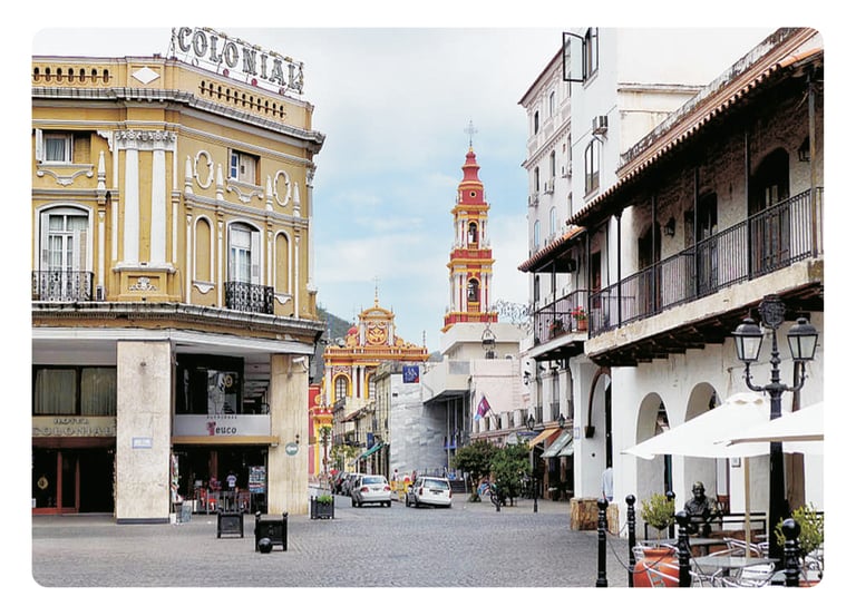 Vista Centro: Calle Caseros Esq. Zuviría. Iglesia San Francisco/ Bulto del "Cuchi" Leguizamón