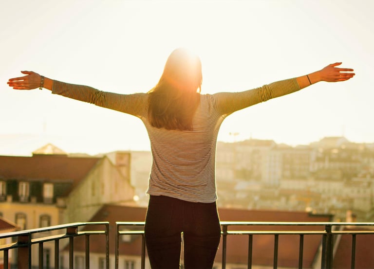 Persona feliz, después de haberse sometido a la Terapia de Vidas Pasadas