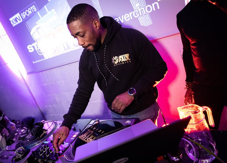 dj en train de mixer