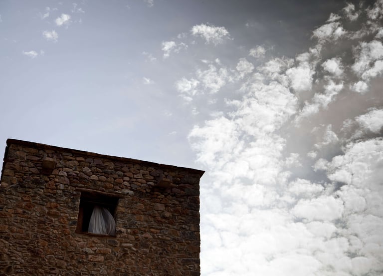 Ventana abierta hacia el cielo desde La Calma, casa rural en Castellón