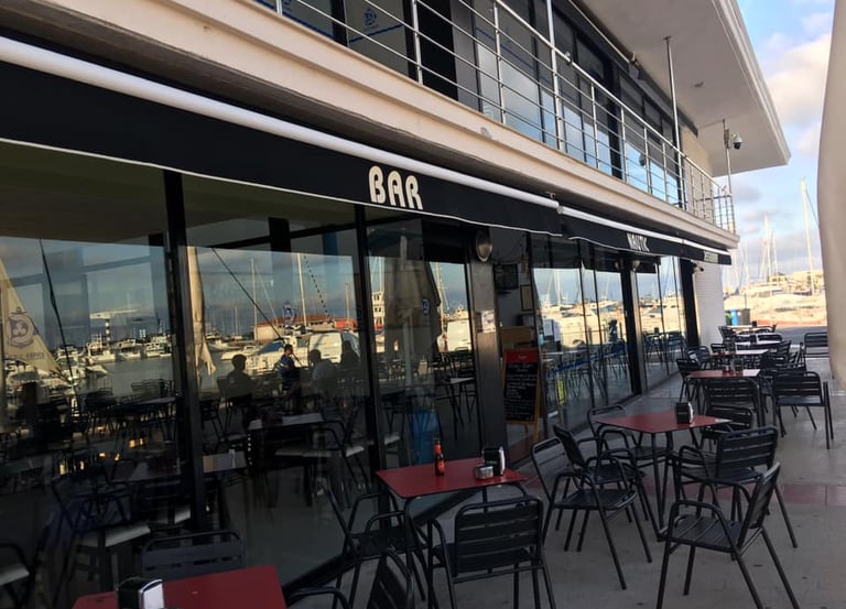 Toldo extensible en un restaurante