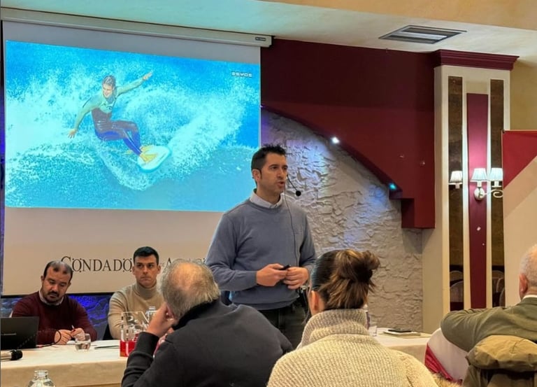 Óscar Clemente Izquierdo impartiendo formación de inteligencia artificial en Zaragoza