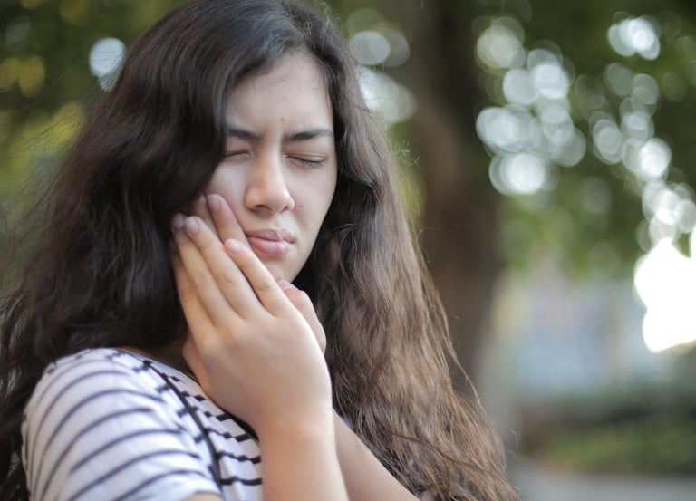 Mujer adulta con dolor muelas