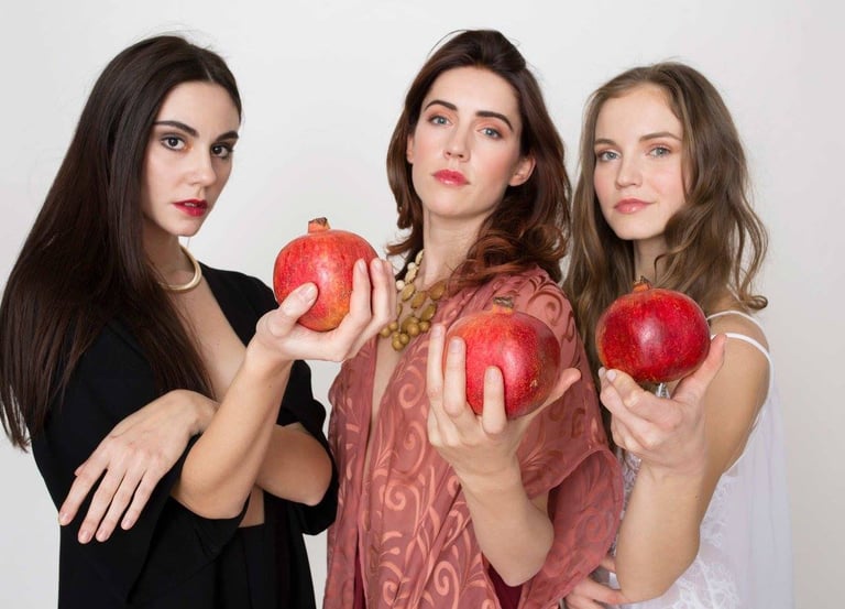 Editoriale di moda ispirato alla fiaba 'L’amore delle tre melagrane', fotografato nell’Appennino.