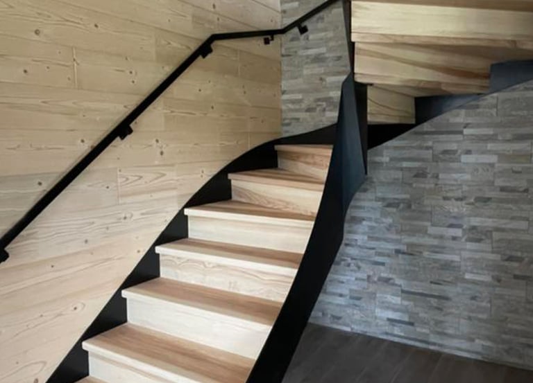 Escalier conçu par la menuiserie Glohr dans une maison de Goux les Usiers