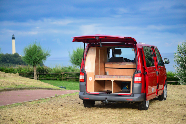 Euskal Camper Eguzkia devant le Phare de Biarri