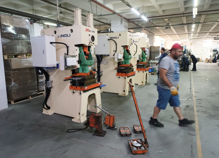 fabrika taşıma vinçle domuz arabası ile makina yürütme