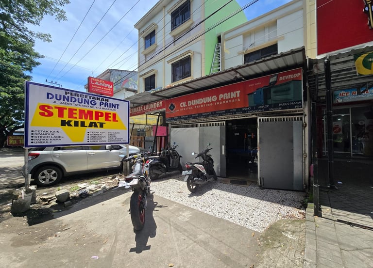 Kantor Percetakan Dundung Print yang berlokasi di Jalan Daeng Tata Raya No. 47a Kota Makassar 90224