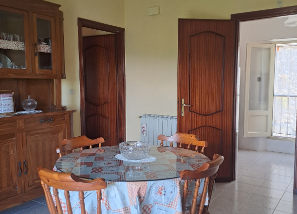Sala comune della Dimora Giglio Bianco con tavolo