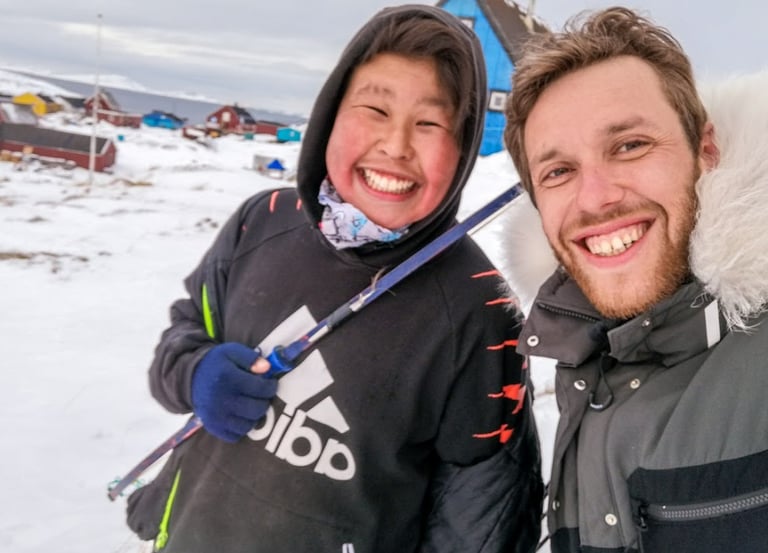 Monsieur Rêve et un jeune garçon du coin prennent un selfie dans un village enneigé du Groenland
