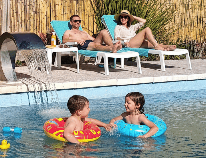 El Refugio - Huéspedes en piscina y parque4