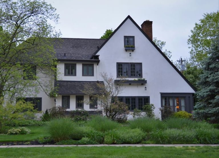 großes weißes Familienhaus