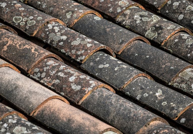 verschmutze Dachziegel