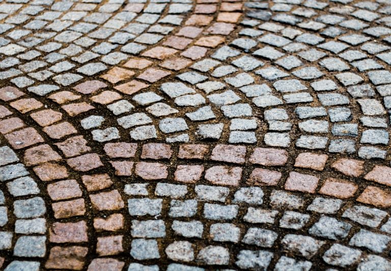 eine Nahaufnahme eines mit Ziegeln gepflasterten Steins - Steinpflaster