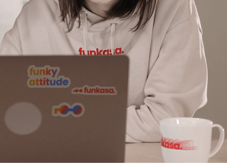mulher-usando-moletom-com-logo-de-empresa-e-laptop-com-adesivos-de-empresa