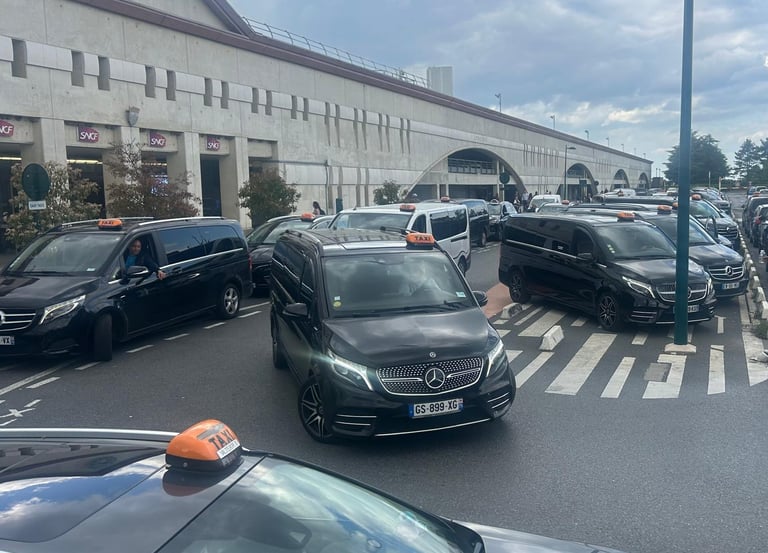 Plusieurs véhicules de transport Taxi Mercedez Classe V