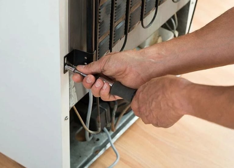 tecnico consertando geladeira