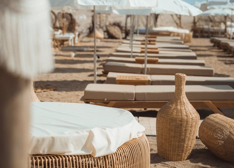 Transat simple installé sur la plage privée Playa Amor, détente les pieds dans le sable