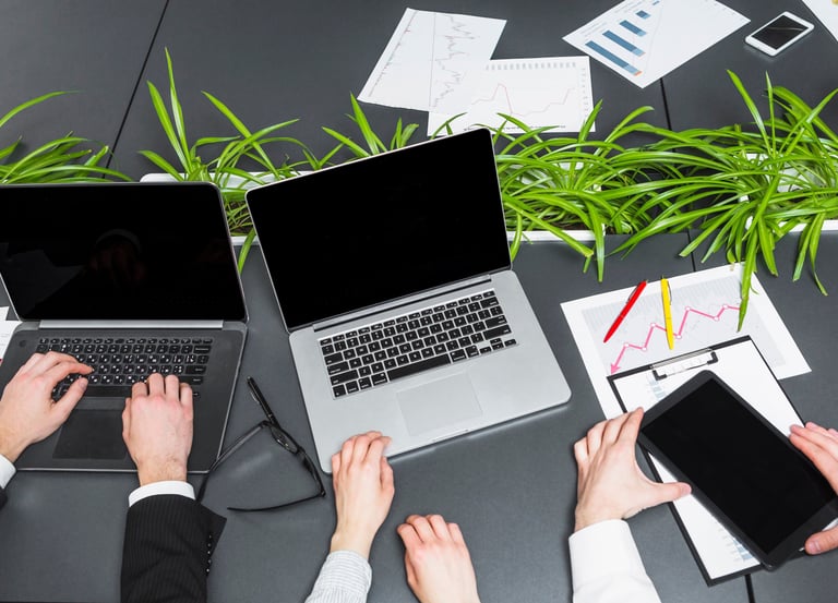 Outils numériques sur un bureau