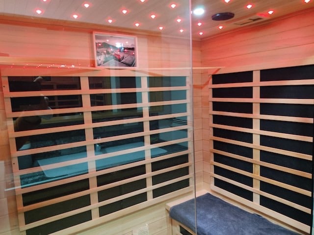 sauna infrarouge meublé de tourisme confort et lumière