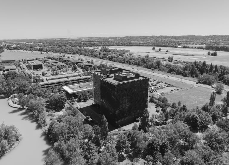 Photo aérienne de l’immeuble Thales à Toulouse, capturée par drone en 4K.