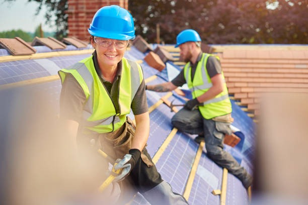 2 roofers installing a roof