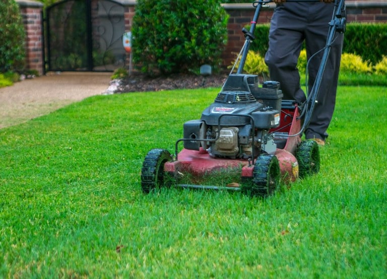 Lawn mowing service Fairfield OH clean cut grass
