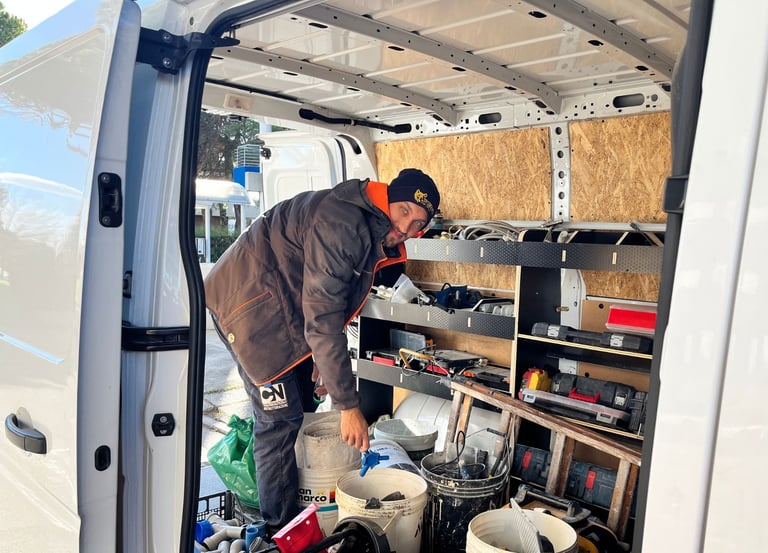 Chrisatian Negri All'interno del suo furgone