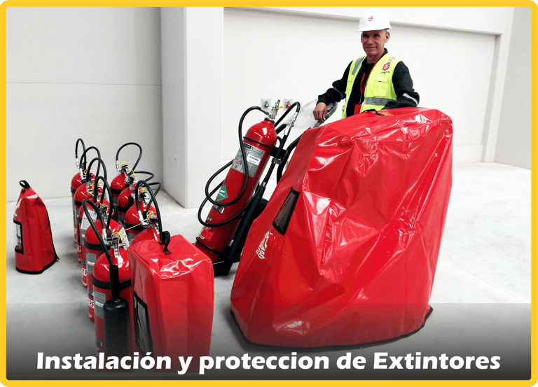 Técnico de MD Extintores supervisando una flota de extintores certificados listos para su instalación