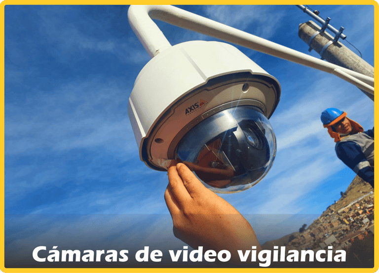 Cámara de video vigilancia profesional instalada en altura para monitoreo de seguridad.