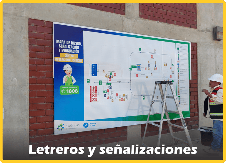 Mapa de riesgo y señalizaciones de seguridad industrial instalados en pared de ladrillo.