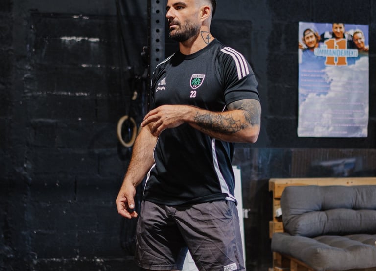Coach de sport, présentant un cours de sport pour 10 personnes avec un discours bienveillant et pédagogique, dans une salle d