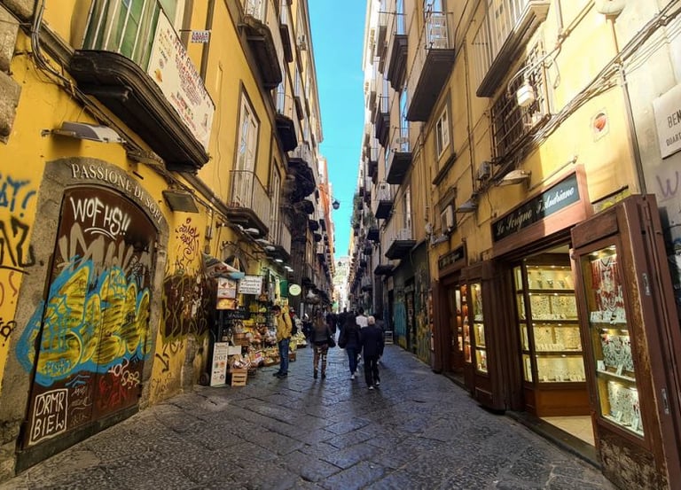 foto spaccanapoli, una delle più famose strade di napoli