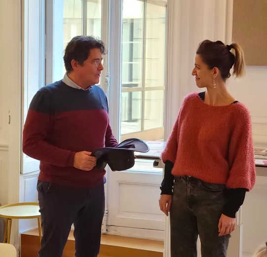 Un homme discutant avec une jeune femme 