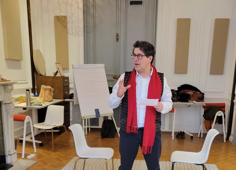 Olivier Paris debout en représentation