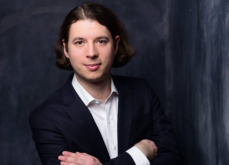 Ein Mann in Anzug und Krawatte posiert für ein Foto