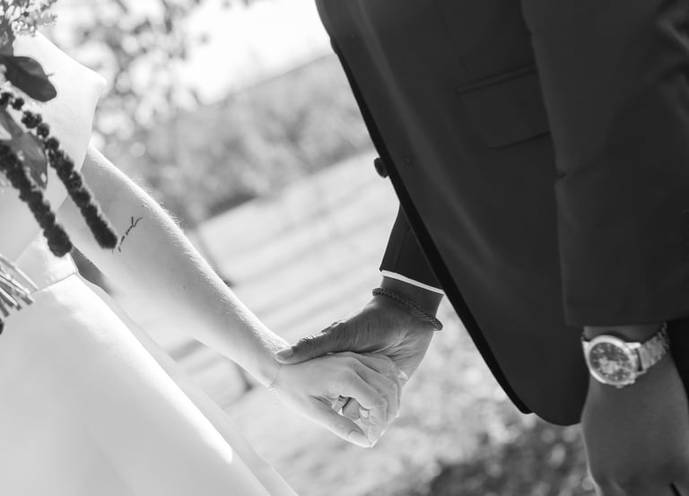 photo golden hour couple : mariage intimiste