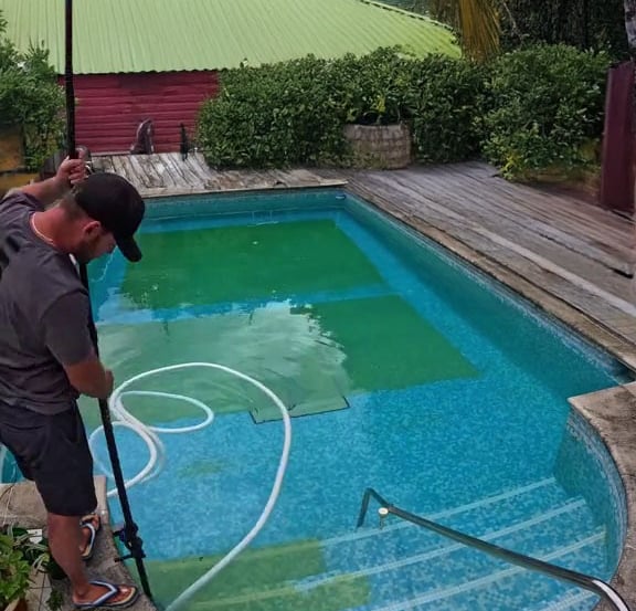 nettoyant-une-piscine-sale