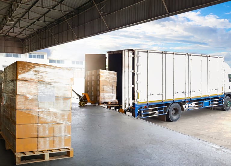 Un camión cargando un palé