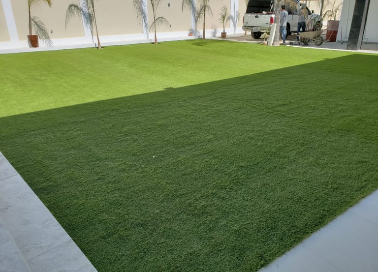 Césped sintético verde y duradero instalado en un patio trasero en Guadalajara