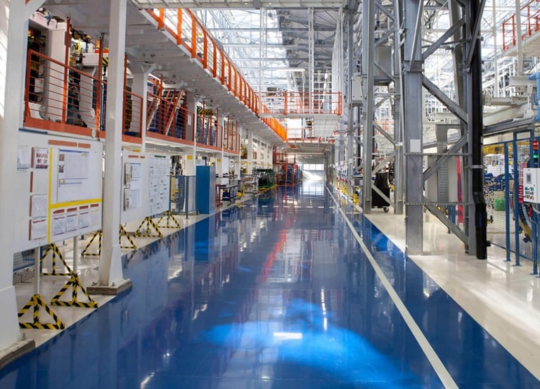 Sol en béton poli verni à la résine miroir, surface lisse et ultra-réfléchissante design lumineux