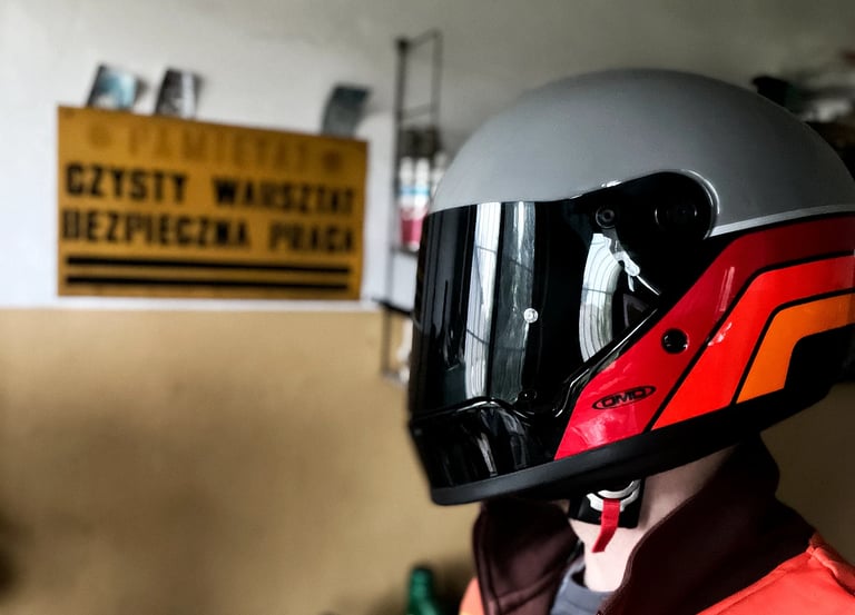 Kask retro DMD Rivale w kolorze Blade z przyciemnianą szybą
