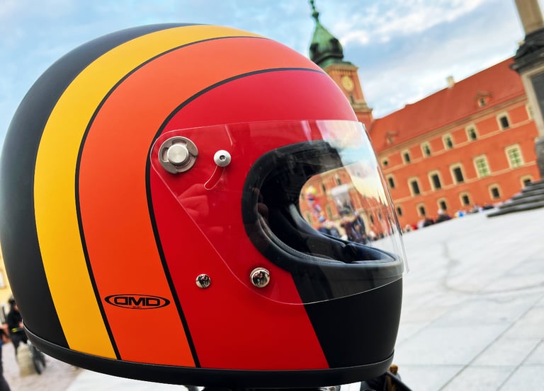 Kask motocyklowy w stylu cafe racer DMD Rocket Fuoco na tle rynku starego miasta w Warszawie