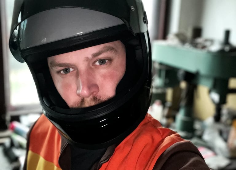 Kask retro DMD Rivale na głowie motocyklisty