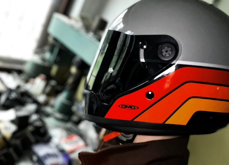 Kask motocyklowy klasyczny DMD Rivale w kolorze Blade z przyciemnianą szybą
