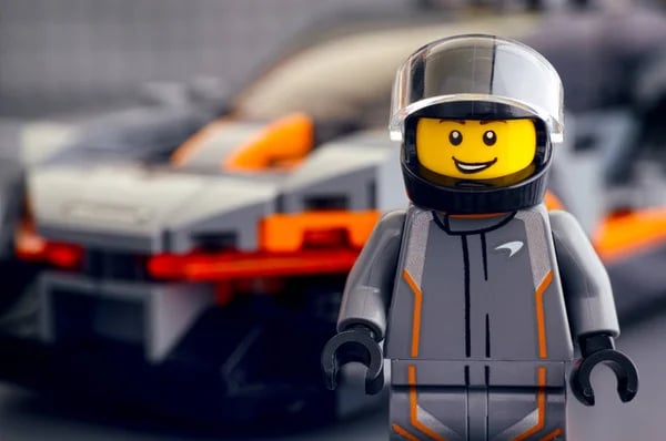Ludzik lego w kasku motocyklowym
