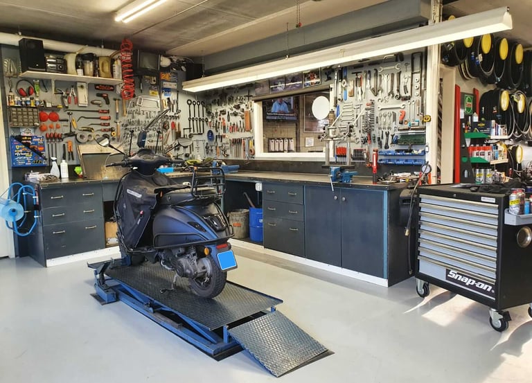 De werkplaats van Otto's Tweewielershop.