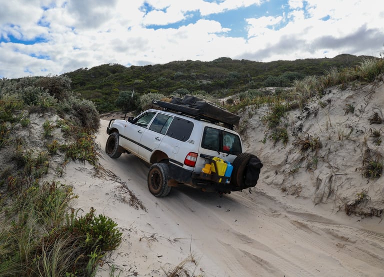 4x4 Land Cruiser op een ruig zandpad richting de kust